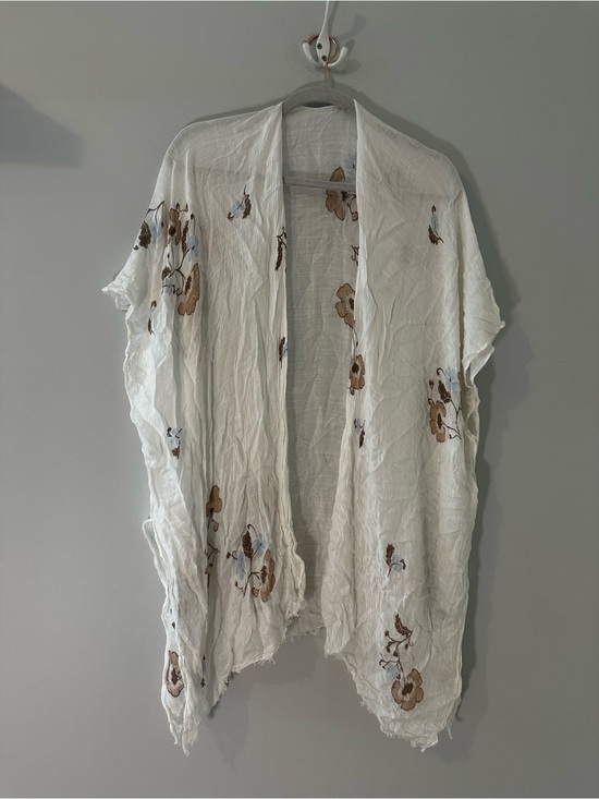 Gentle Fawn Accessories - Gentle Fawn White Floral Lightweight kimono